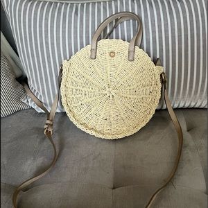 Adorable straw shoulder bag!